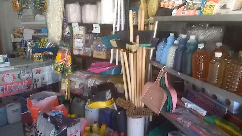 La Esquina productos de limpieza y raciones para mascotas.