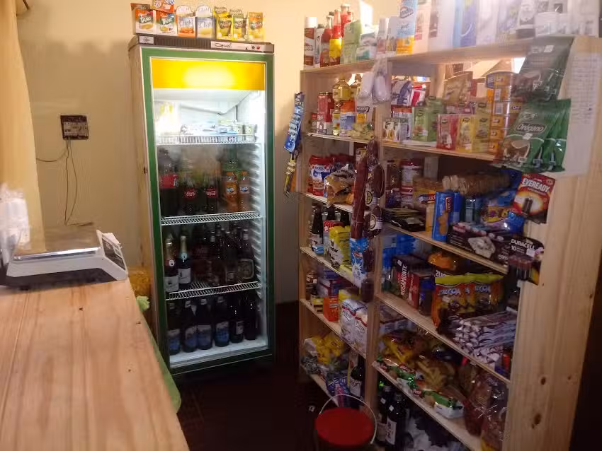 Mercadito y librer&iacute;a (Mar&iacute;a Eugenia)